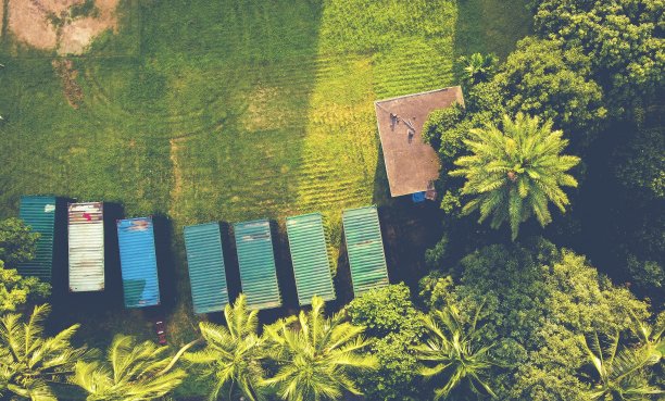 绿色田野上的储物箱图片下载