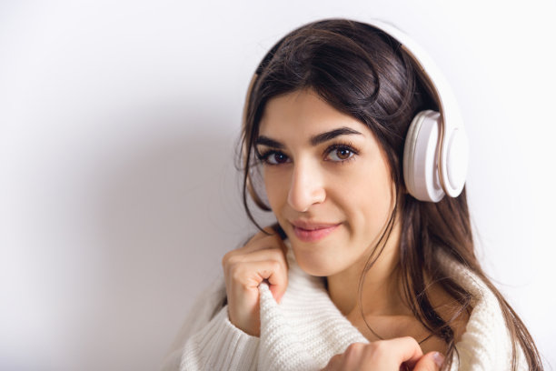 美丽的女人的肖像孤立在白色的工作室背景。舒适、温暖的冬季概念素材图片