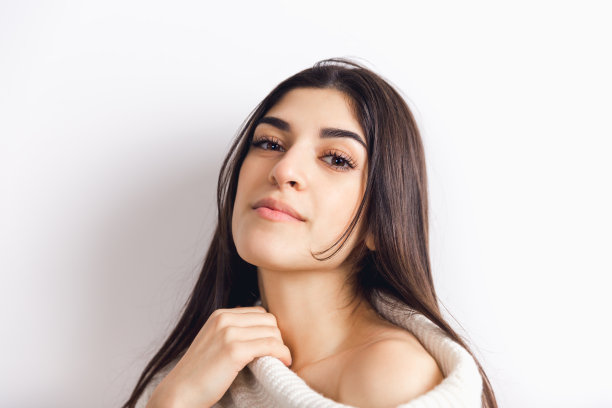 美丽的女人的肖像孤立在白色的工作室背景。舒适、温暖的冬季概念图片下载