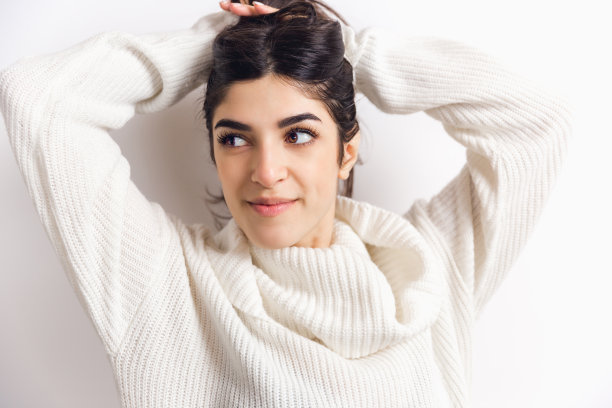 美丽的女人的肖像孤立在白色的工作室背景。舒适、温暖的冬季概念图片下载