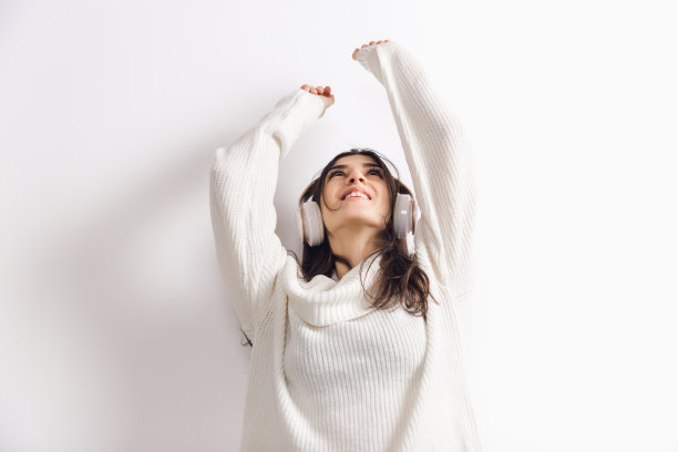 美丽的女人的肖像孤立在白色的工作室背景。舒适、温暖的冬季概念图片下载