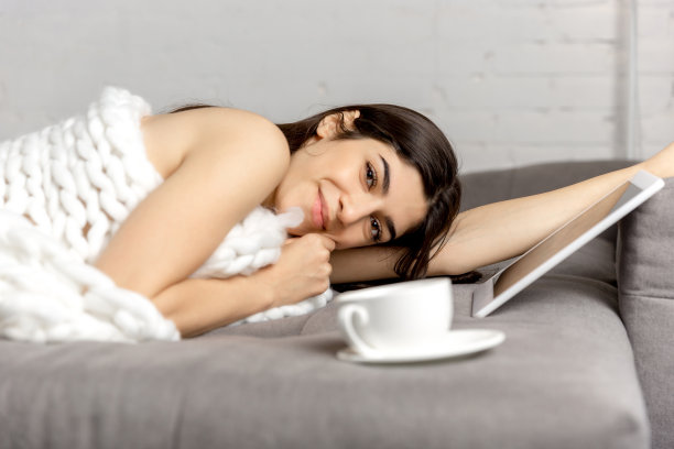 美丽的女人的肖像孤立在白色的工作室背景。舒适、温暖的冬季概念图片下载