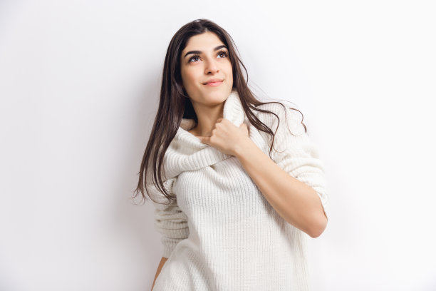 美丽的女人的肖像孤立在白色的工作室背景。舒适、温暖的冬季概念图片下载