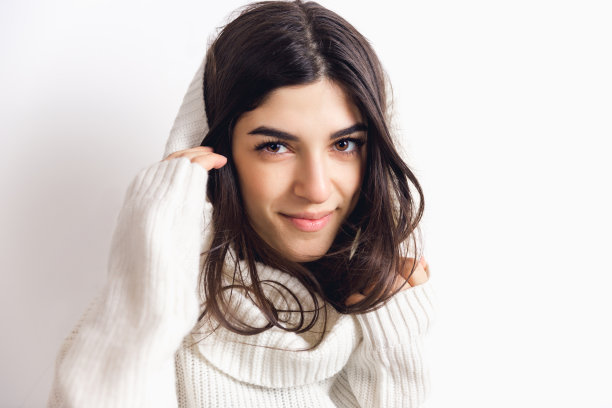 美丽的女人的肖像孤立在白色的工作室背景。舒适、温暖的冬季概念图片下载