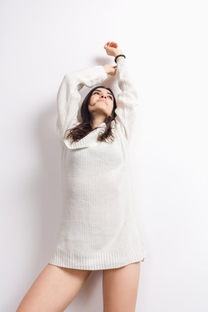 美丽的女人的肖像孤立在白色的工作室背景。舒适、温暖的冬季概念图片下载