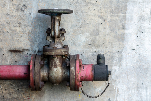 老生锈的消防头与混凝土墙图片下载