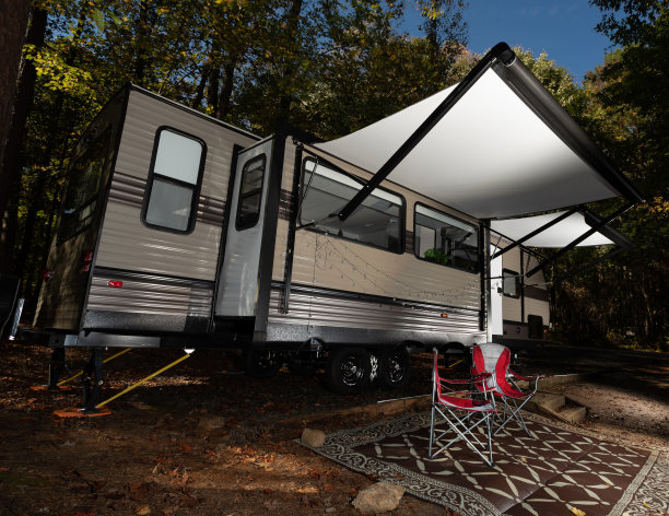 北卡罗莱纳州秋天黄昏时的露营拖车图片下载