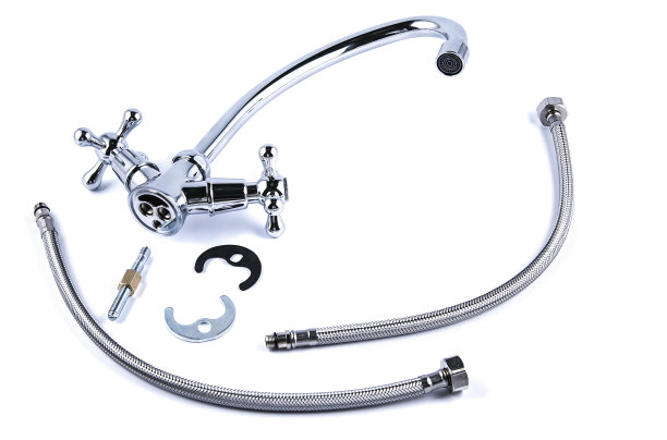 水龙头和软管隔离在白色背景上。安装水龙头的详细信息。图片下载