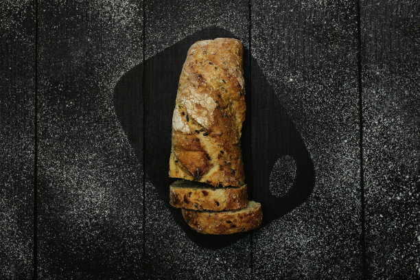 木桌上放着新鲜出炉的面包图片下载