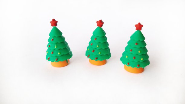 可爱的圣诞和新年快乐与圣诞老人娃娃，圣诞树和他的驯鹿孤立在白色的背景。图片下载