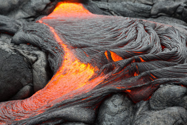 熔岩从裂缝中流出图片下载