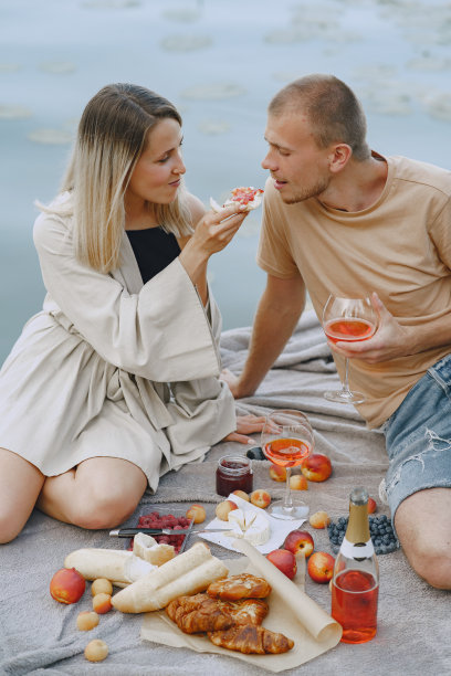 人们坐在水边准备野餐图片下载