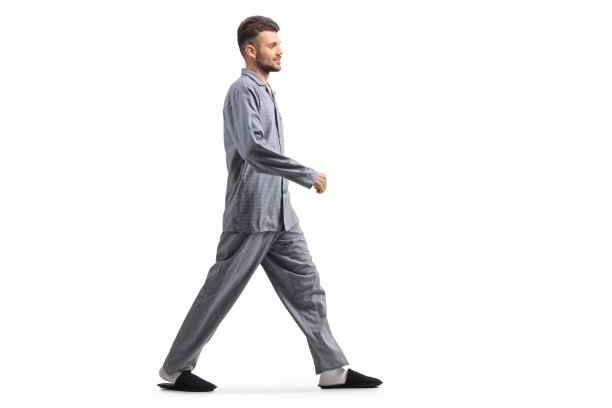 穿着睡衣走路的年轻人图片下载