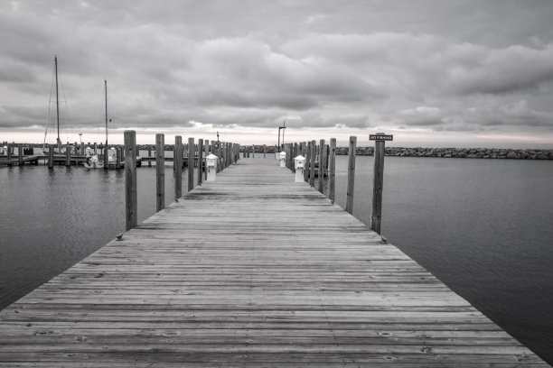 黑色和白色的栈桥正在减少图片下载