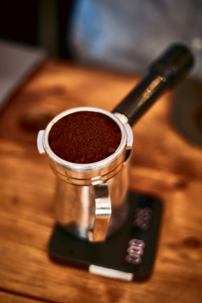 咖啡粉放在土豆过滤器上图片下载