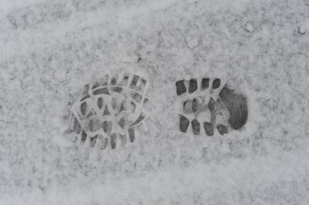 冬天，在白雪覆盖的小径上，新雪上的脚印和痕迹图片下载