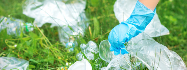 儿童清理公园里的塑料垃圾图片下载