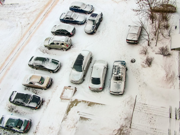 雪下的汽车图片下载
