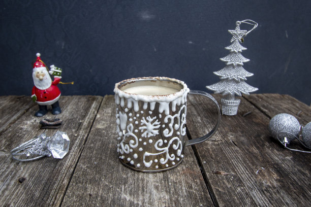 金属杯里的咖啡和圣诞装饰品图片下载