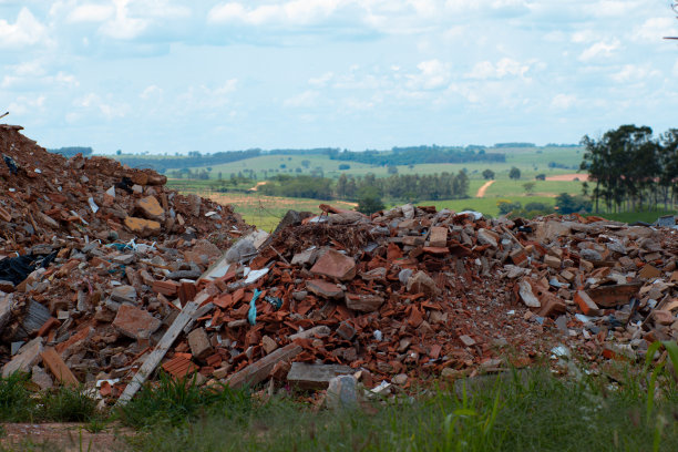 建筑残留物被倾倒到环境中图片下载