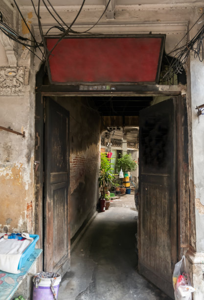 灯光照在古老的木村狭窄的街道的旧墙上。图片下载