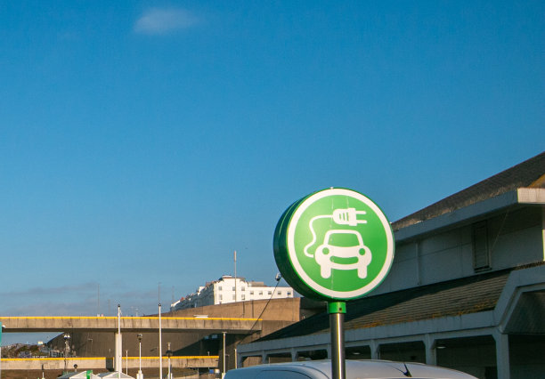 英国布莱顿码头的电动汽车充电站图片下载