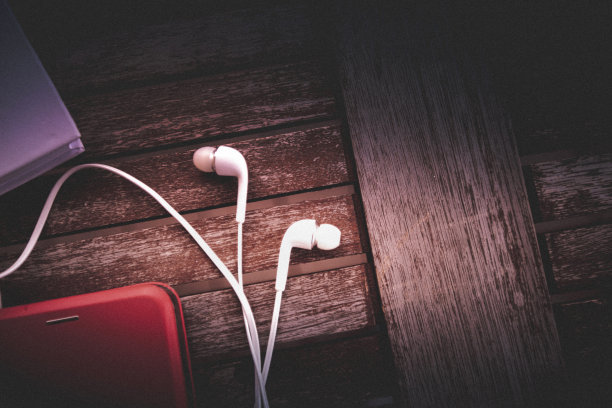 耳机,智能手机,书图片下载