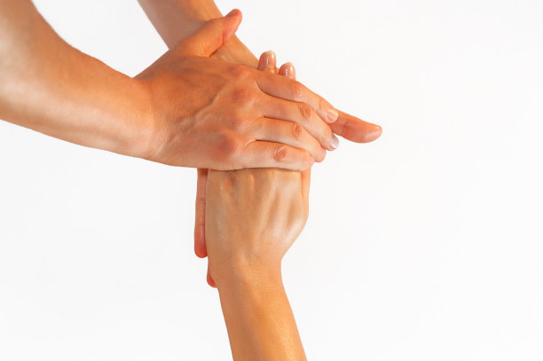 按摩妇女手在美容院水疗中心图片下载