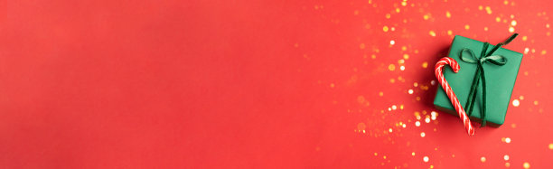 节日盒纸包装新年糖果焦糖在红色的背景图片下载