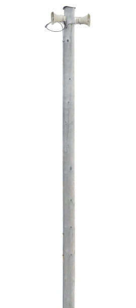 灰色塑料喇叭扬声器对，老的老化风化Grungy孤立的户外扬声器，高大的木杆柱，大型详细Grunge垂直特写图片下载