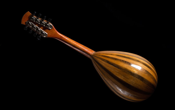 带有条纹身体的曼陀林斜置于黑色背景上图片下载