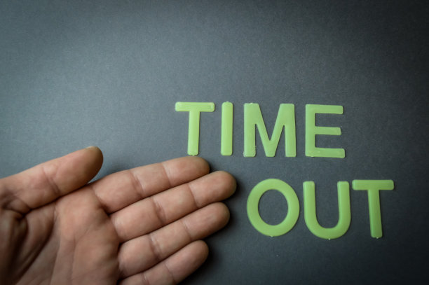 在深灰色的纸背景上，用塑料字母书写的“Time Out”，概念图片下载