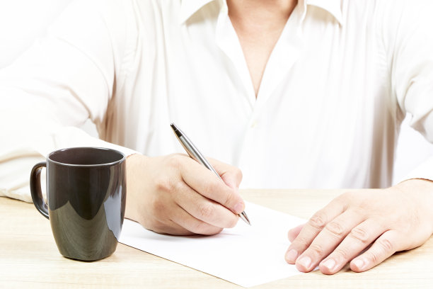 一个手里拿着笔的商人。经营理念图片下载