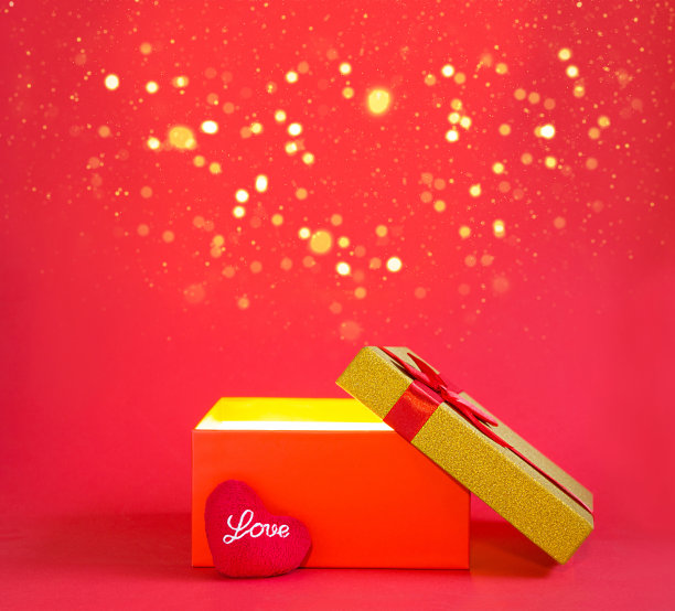 打开红色礼盒与一个蝴蝶结和柔软的心与爱在金色的光芒和闪闪发光在红色的背景，横幅，copyspace里面。四海假日、情人节、新年、生日图片下载