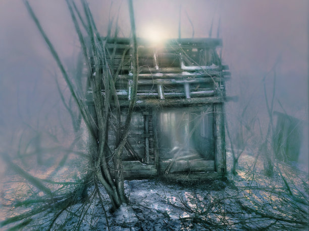 被遗弃的迷雾中的神秘房子。老仙人的房子在冬天的清晨有雾。图片下载