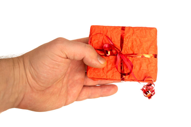 白色背景上，男性手拿礼物。孤立在白色背景上。图片下载
