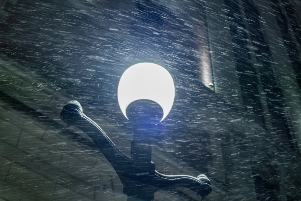 下雪时夜里的路灯图片下载