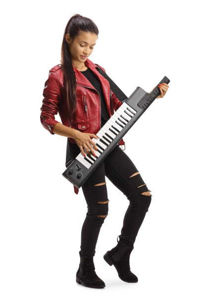 可爱的年轻女性穿着皮夹克弹奏键盘图片下载