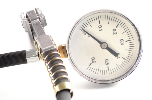 在白色背景上测量汽车轮胎气压的压力表图片下载