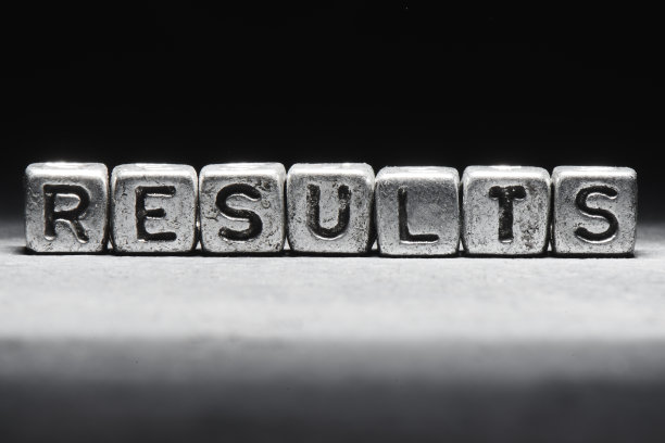 铭文结果在金属立方体在垃圾摇滚风格的黑色背景孤立图片下载