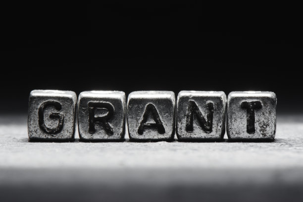 概念铭文授予金属立方体上的黑灰色背景特写孤立图片下载