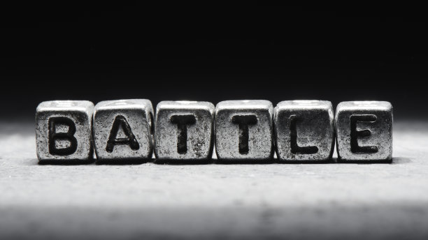 铭文战斗在金属立方体在垃圾摇滚风格的黑色背景孤立图片下载