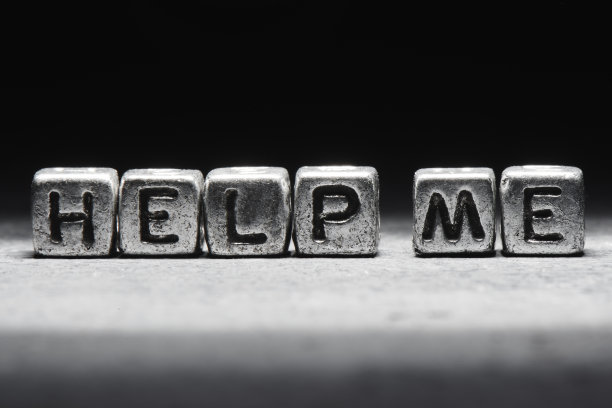 帮助我的概念。三维铭文金属立方体上灰黑色背景孤立图片下载