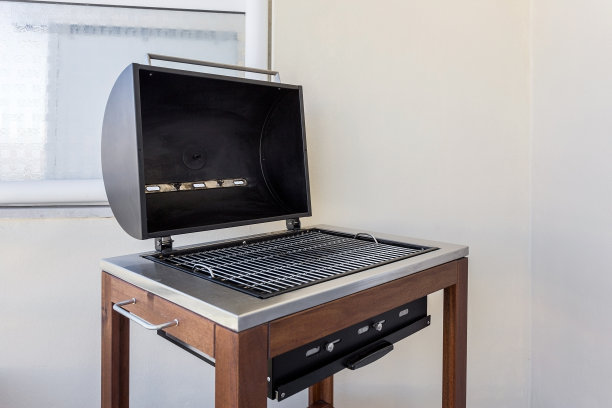 现代，干净的烧烤架站在厨房的桌子上。餐厅和酒店设备。图片下载
