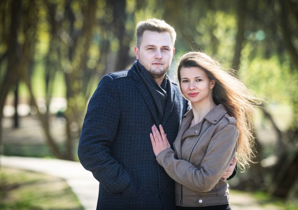 公园里男人和女人的肖像图片下载