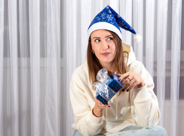 那个女孩拿着一份新年礼物。有选择性的重点。图片下载