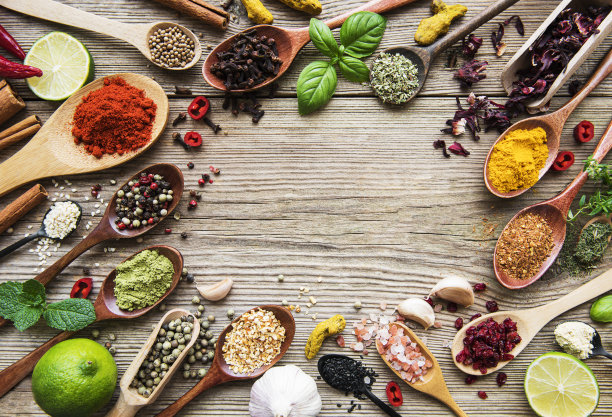 木桌上用勺子盛着各色香料图片下载