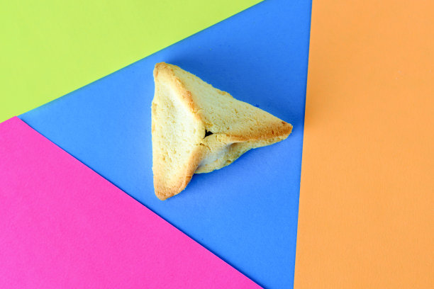 犹太传统糕点哈曼塔申，在现代彩色背景上供应，俯视图图片下载