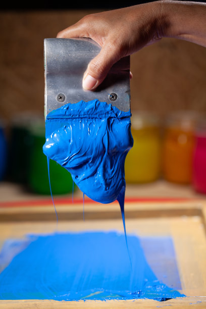 蓝色从手上滴落的丝网印刷图片下载