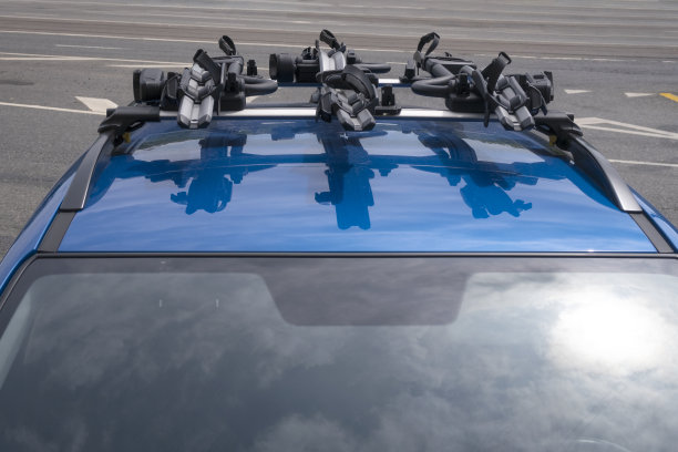 3个自行车架安装在蓝色的车顶上。图片下载